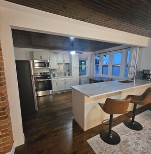 Private kitchen - Restored 1920s Flat - Walk to Downtown Denison (Denison)