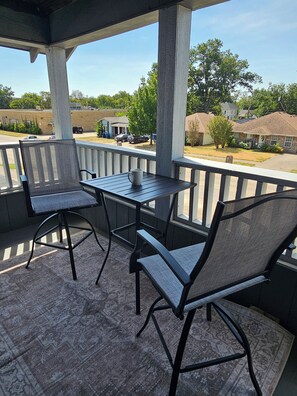 Outdoor dining - Restored 1920s Flat - Walk to Downtown Denison (Denison)