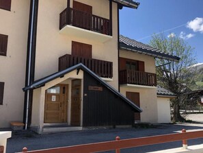 A two-story building with a wooden door and a sign that reads 'CAFÉ'. - 350m from ski slopes, 1st floor, balcony, tv, ski locker, 26m², Valloire (Valloire)