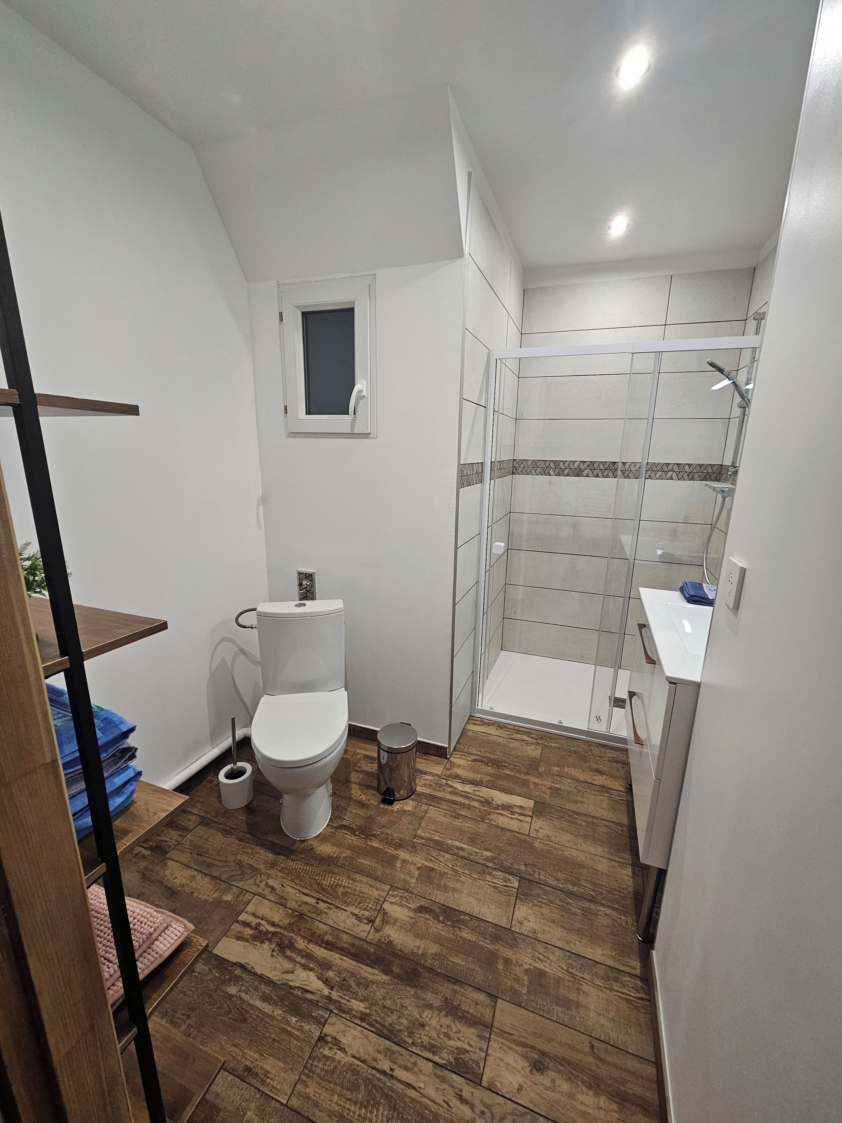 Ein Badezimmer mit Toilette, Duschkabine und Waschbecken.