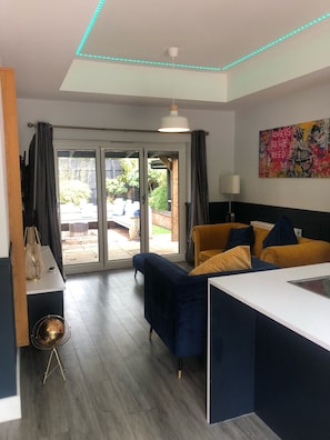 Living area - Woodlands Lodge with courtyard and hot tub near skegness (Bratoft)