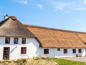 A white building with a thatched roof and multiple windows. - 6 Person Holiday Home in Blavand (Blavand)