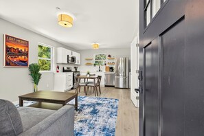 Private kitchen - Modern Hideaway, around the corner from Oakland Lake Merritt (Oakland)