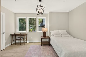 Room - Modern Hideaway, around the corner from Oakland Lake Merritt (Oakland)