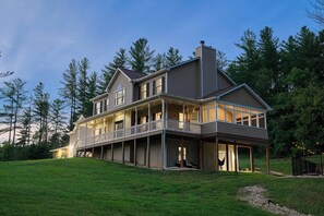 Ein zweistöckiges Haus mit Balkon und überdachter Veranda.