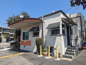 Exterior - Islander Motel (Los Angeles)