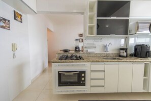Private kitchen - Apt with Balcony & BBQ Grill, 330 ft from the Beach (Praia Grande)