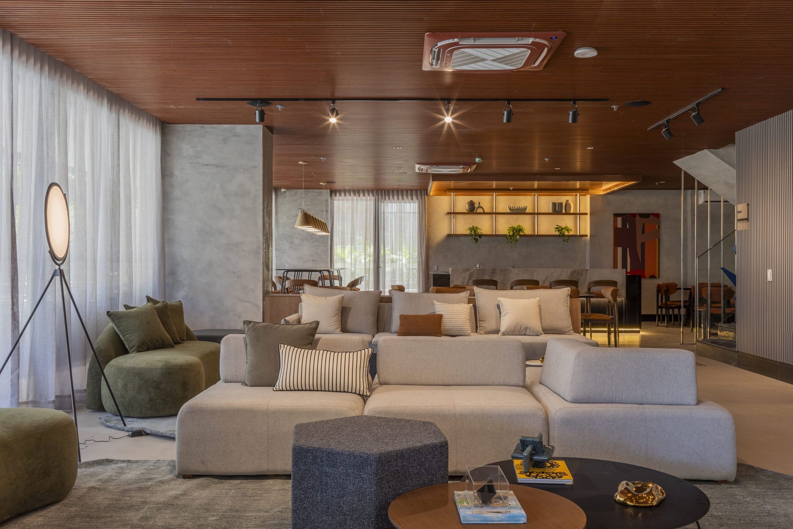 Uma sala de estar moderna com um sofá seccional, uma mesa de centro e um abajur.