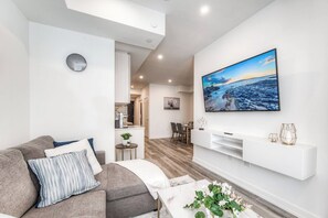 Living area - Stylish and Cozy in DT Kitchener/Uptown Waterloo (Kitchener)