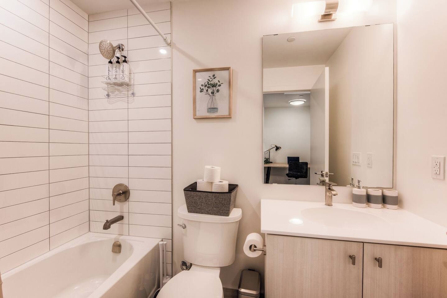 Une salle de bain moderne avec une baignoire, des toilettes et un lavabo.