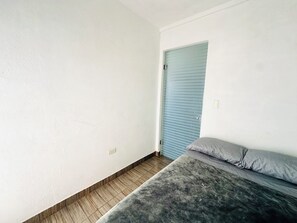 A room with a bed, a door, and a light switch on the wall. - Tremendous 7-bedroom building in Heroica Puebla de Zaragoza (Heroica Puebla de Zaragoza)