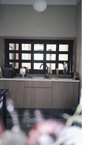 Private kitchen - Vrbo Property (Libreville)