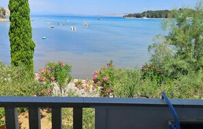 A coastal view with boats on the water, greenery, and a clear sky. - 1 bedroom amazing apartment in Lopar (Lopar)