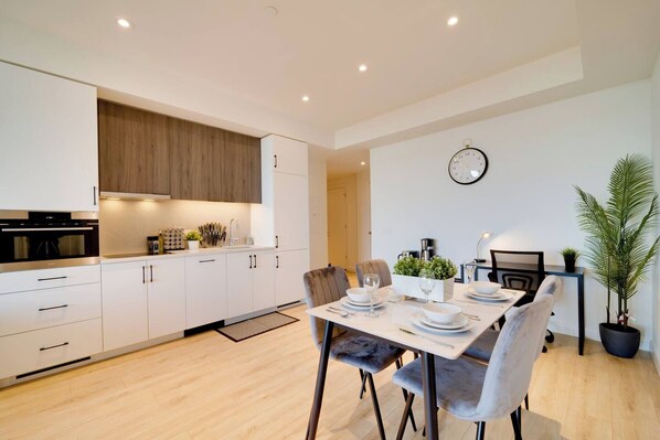 Dining - Stylish Open Concept Suite in Central KW (Kitchener)