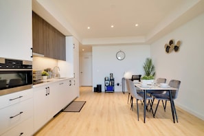 Private kitchen - Stylish Open Concept Suite in Central KW (Kitchener)