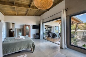 A modern bedroom with a large bed, a wooden ceiling, and a view of the outdoors. - Villa Lady seaview - Terrasse - Vue mer (Saint-Leu)