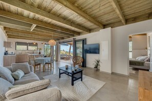 A spacious living area with a high wooden ceiling, a dining area with natural light, and a view of the outdoors. - Villa Lady seaview - Terrasse - Vue mer (Saint-Leu)