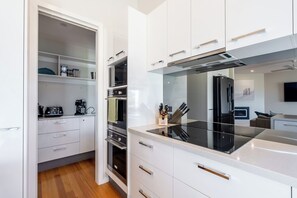 Kitchen Appliances - Ocean Grove Luxe One Block from Main Beach (Ocean Grove)
