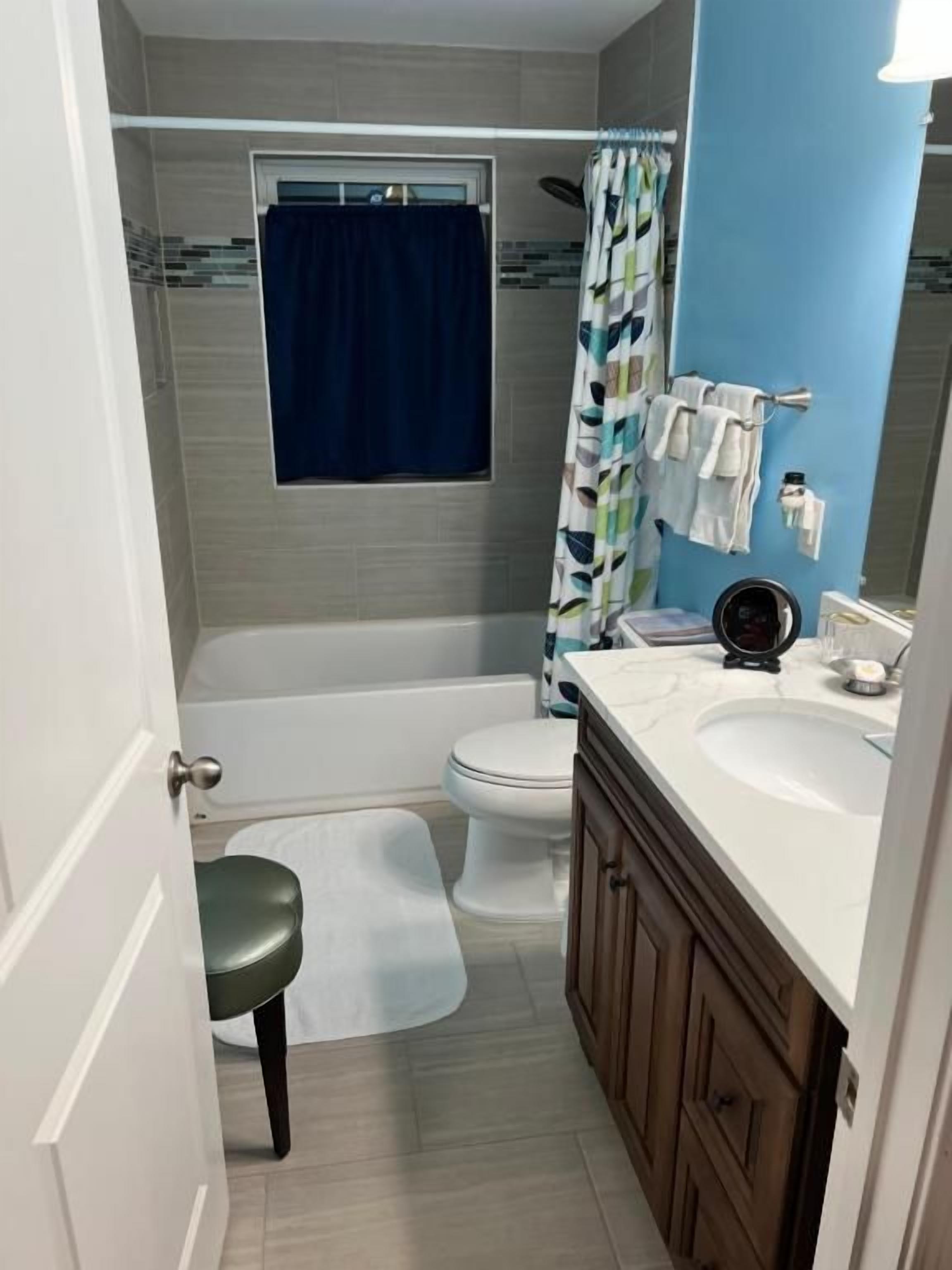 Une salle de bain avec une baignoire, des toilettes et un lavabo.