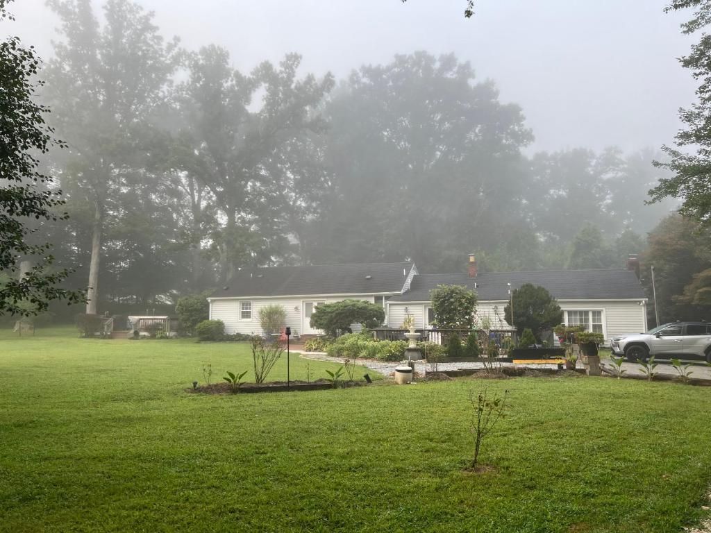 Un quartier résidentiel avec des maisons, une pelouse et des arbres.