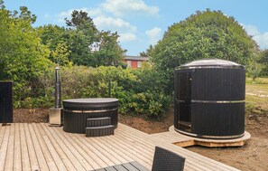 A wooden deck with a hot tub and a sauna. - Nice home in Ebeltoft with sauna (Ebeltoft)