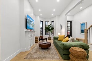 Living area - A Classic Townhome Next To Manhattan! (Jersey City)