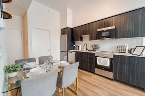 Private kitchen - Luxury & Modern Condo| Central | Exclusive Terrace (Kitchener)