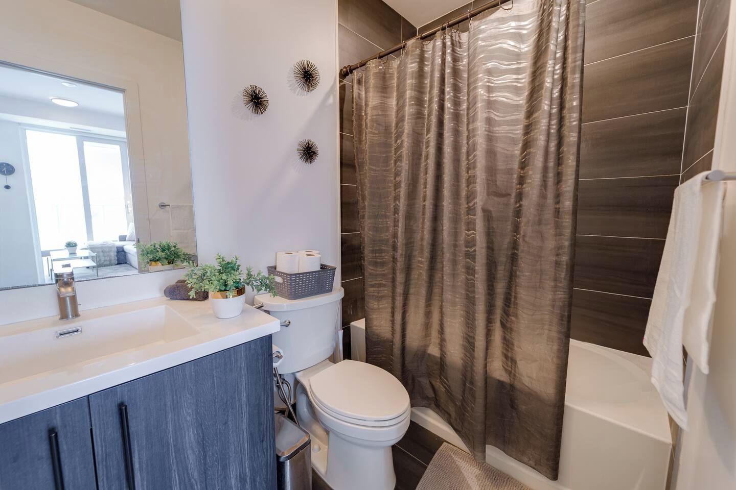 Une salle de bain moderne équipée de toilettes, d’un lavabo et d’un espace douche.