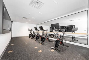 Fitness facility - Luxury & Modern Condo| Central | Exclusive Terrace (Kitchener)