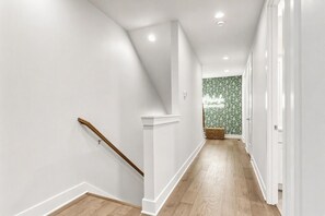 Four floors mean every room is its own oasis, connected by hardwood stairs that make the house feel like one cohesive gathering place - Fall in Nashville: sleeps 12, 2-car garage & fire pit, near Broadway & Geodis (Nashville)