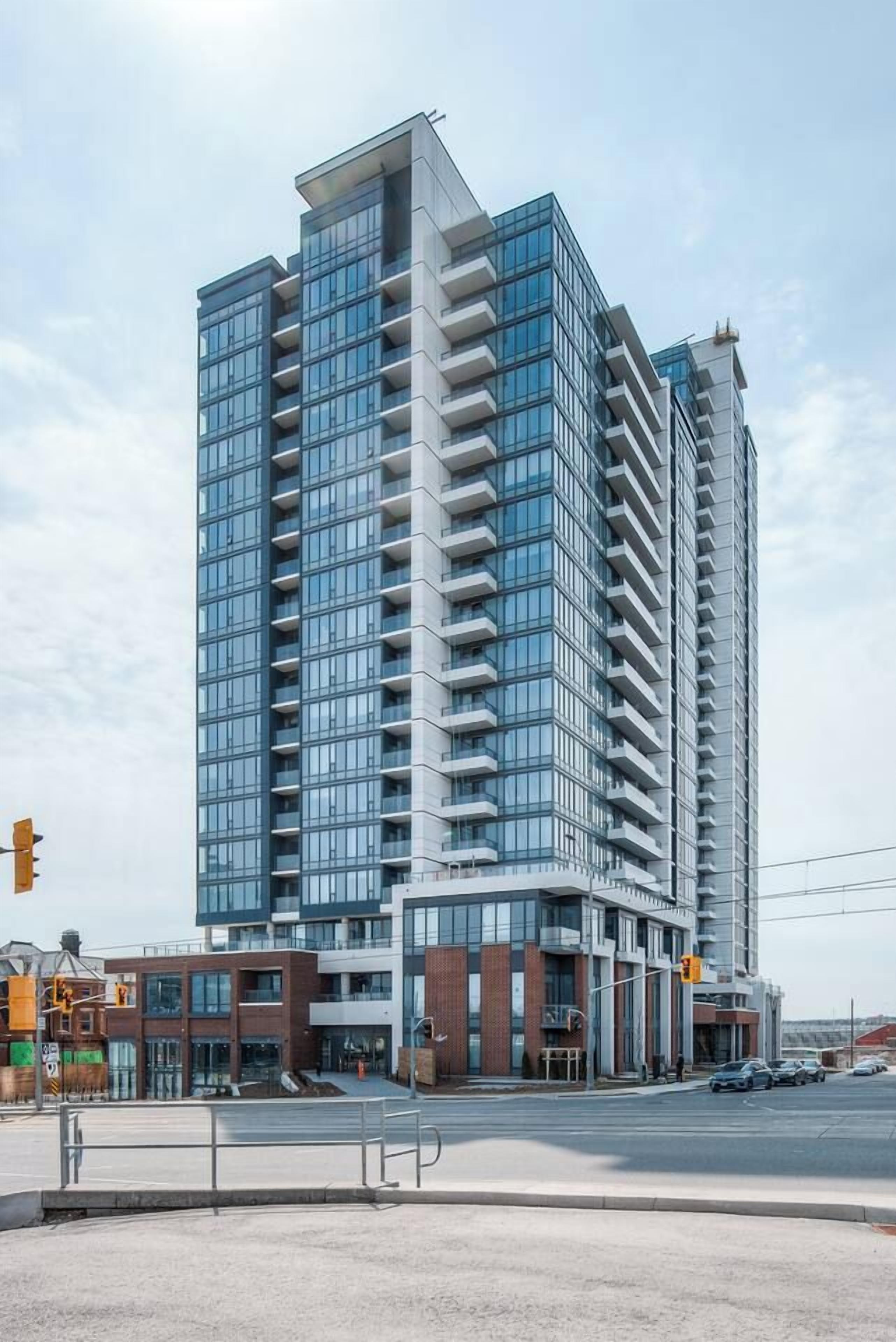 Un immeuble à plusieurs étages doté d’une architecture moderne, caractérisé par un mélange de façades en verre et en béton.