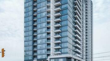 Un immeuble à plusieurs étages doté d’une architecture moderne, caractérisé par un mélange de façades en verre et en béton.