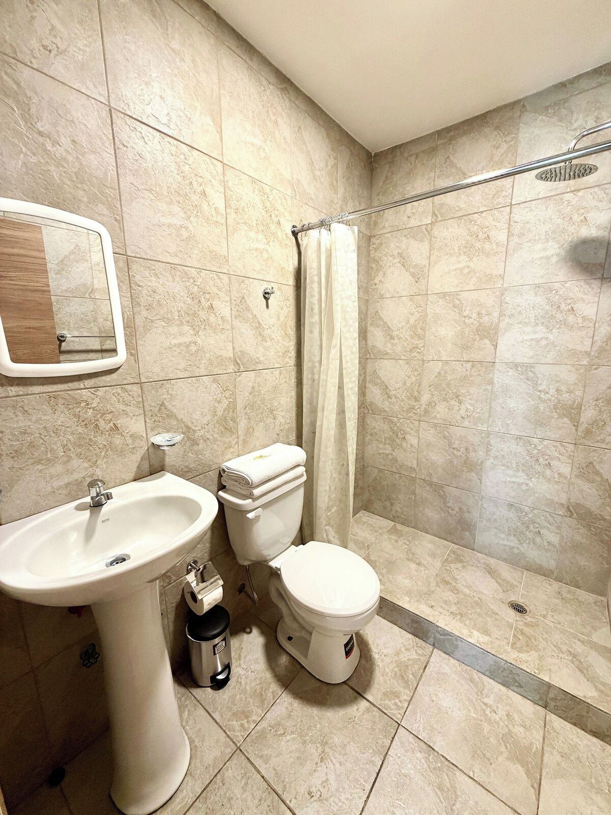 Ein Badezimmer mit Waschbecken, Toilette und Dusche.