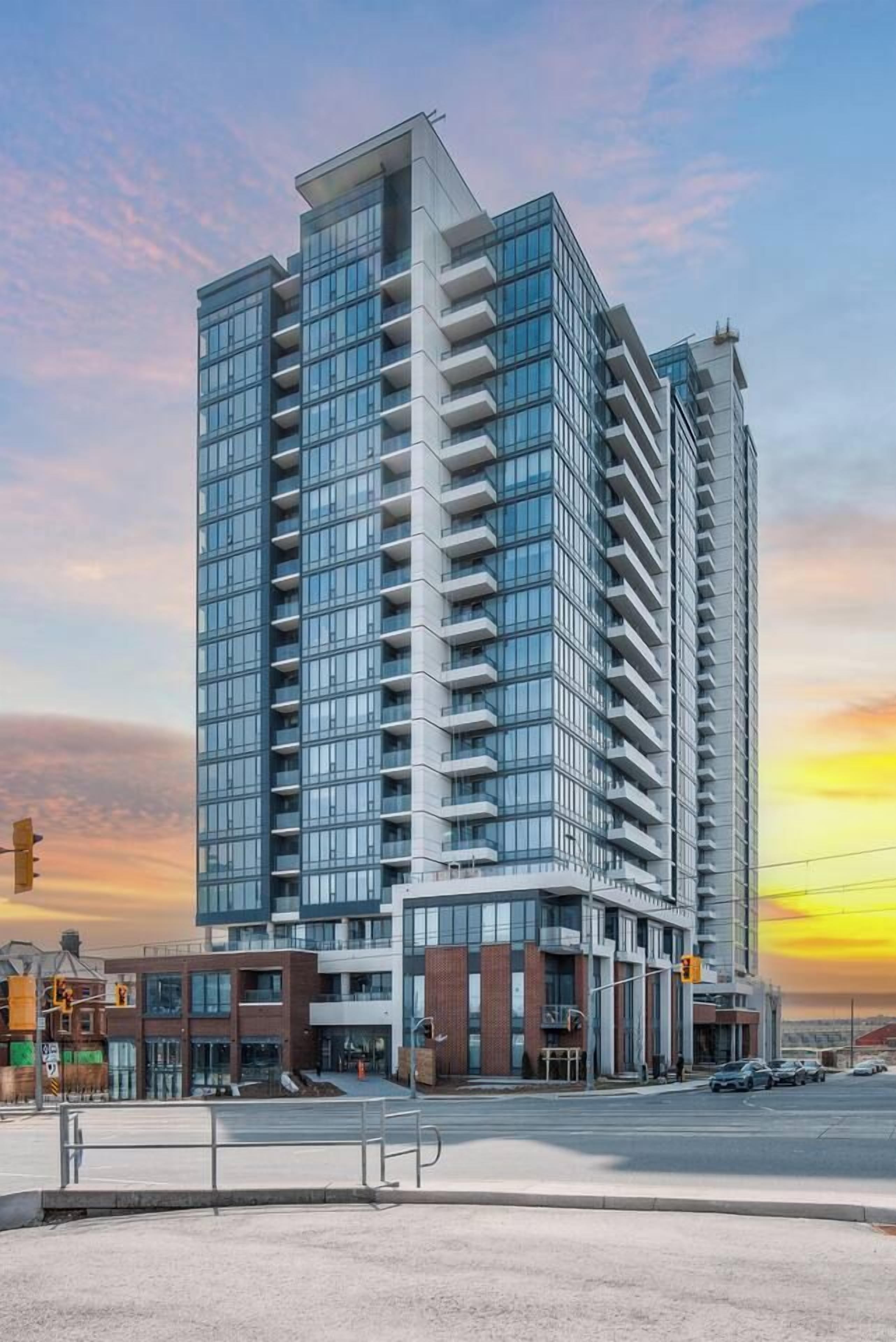 Un edificio moderno de rascacielos con varios pisos, ventanas amplias y techo plano.
