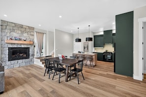 Fire up the gas fireplace, cook a delicious meal and gather as a family at the table. Forget your worries and make memories! - Private Hot Spring | Views | River | Brundage (New Meadows)