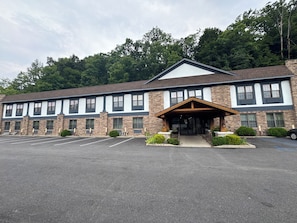 Exterior - Alpine Lodge (Vernon Township)