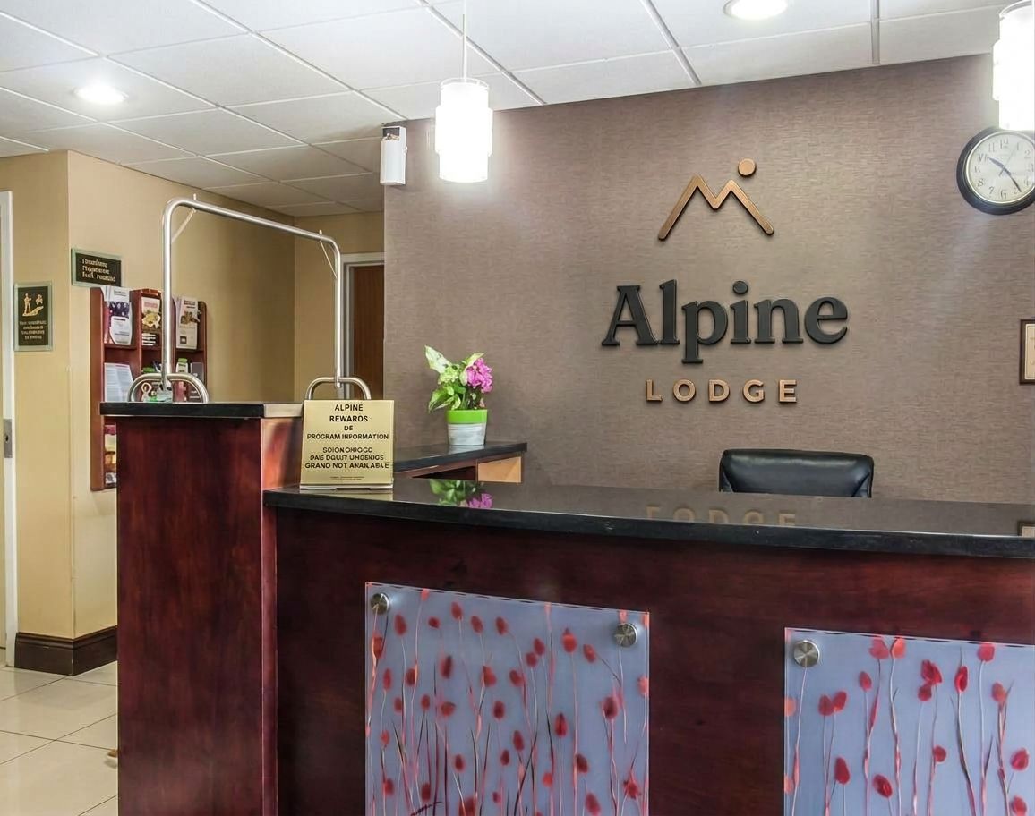 Mostrador de recepción en Alpine Lodge con un reloj, un cartel sobre recompensas y un florero.
