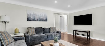 Perfect Royal Oak Getaway – Walk, Dine & Explore
Great Location across the park.