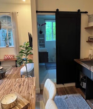 Interior - Gated Vineyard estate Studio in wine country Healdsburg for your getaway (Healdsburg)