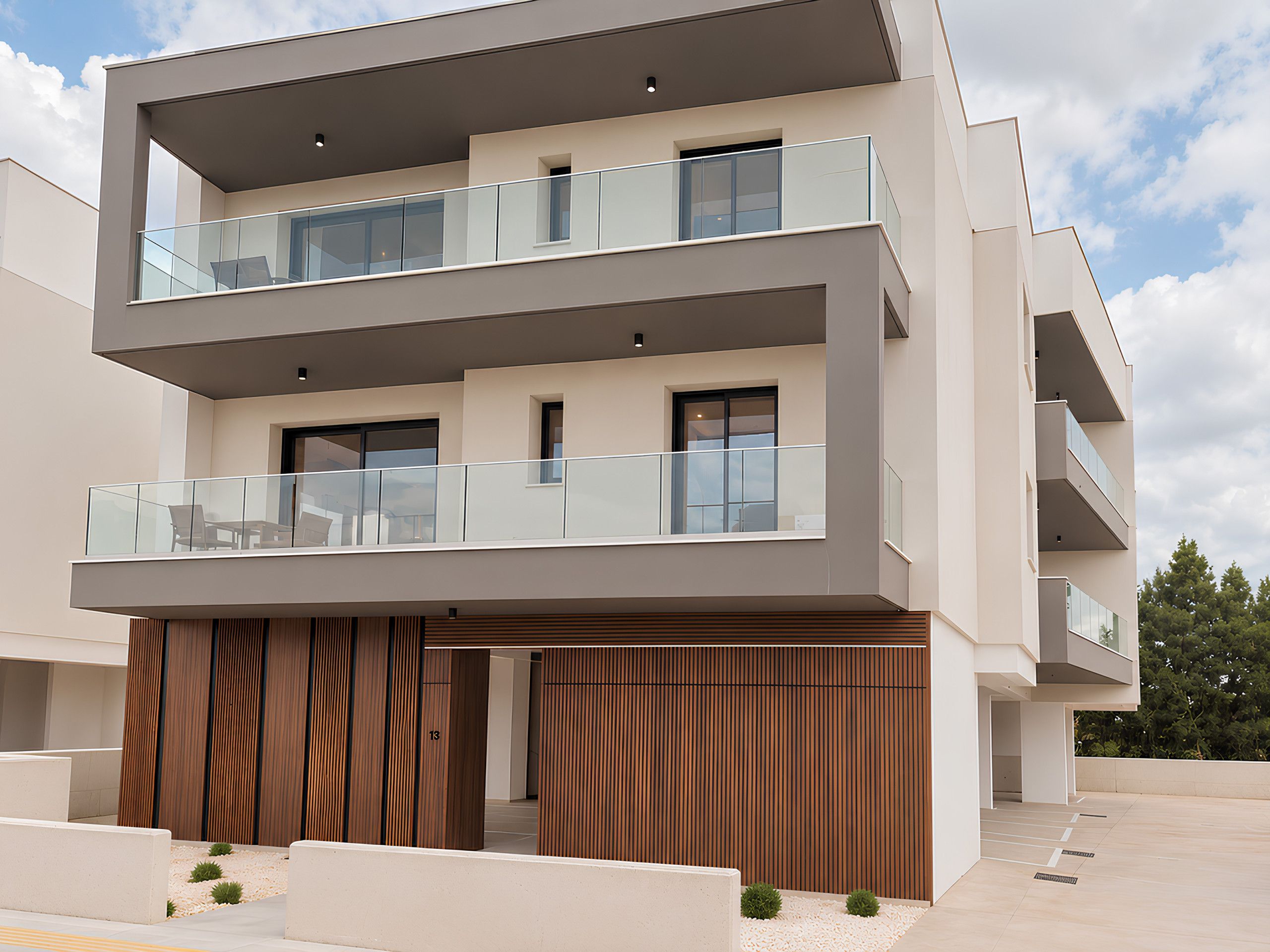 Un immeuble résidentiel à plusieurs étages, doté de balcons, d’un design moderne et d’un toit plat.