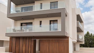 Un immeuble résidentiel à plusieurs étages, doté de balcons, d’un design moderne et d’un toit plat.