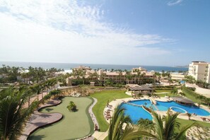 Et resort med golfbane, swimmingpool og havudsigt.