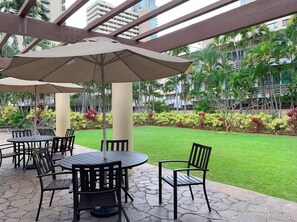 Outdoor dining - 16th Floor Cozy Vacation Rental Studio in Waikiki - Great Location! (Honolulu)
