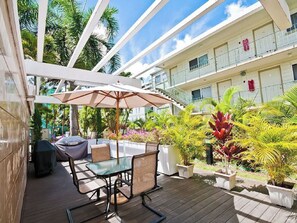 Outdoor dining - 16th Floor Cozy Vacation Rental Studio in Waikiki - Great Location! (Honolulu)