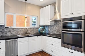Private kitchen - The Castle Tower Neblina (Oceanside)