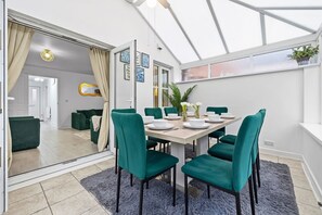 Dining - House Sleeps 9 With Enclosed Garden (Solihull)