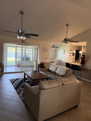 Living area - Beautiful 3-bedroom house in Port Charlotte on a small lake. (Port Charlotte)