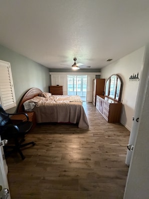 Room - Beautiful 3-bedroom house in Port Charlotte on a small lake. (Port Charlotte)