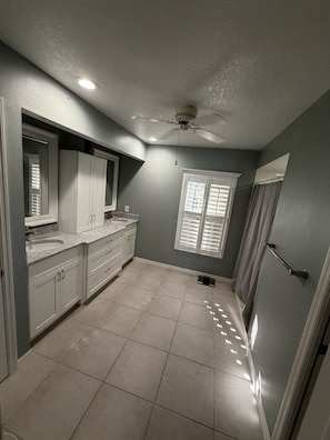 Bathroom - Beautiful 3-bedroom house in Port Charlotte on a small lake. (Port Charlotte)