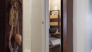 Acceso al baño privado desde la zona de descanso, con toallas de algodón